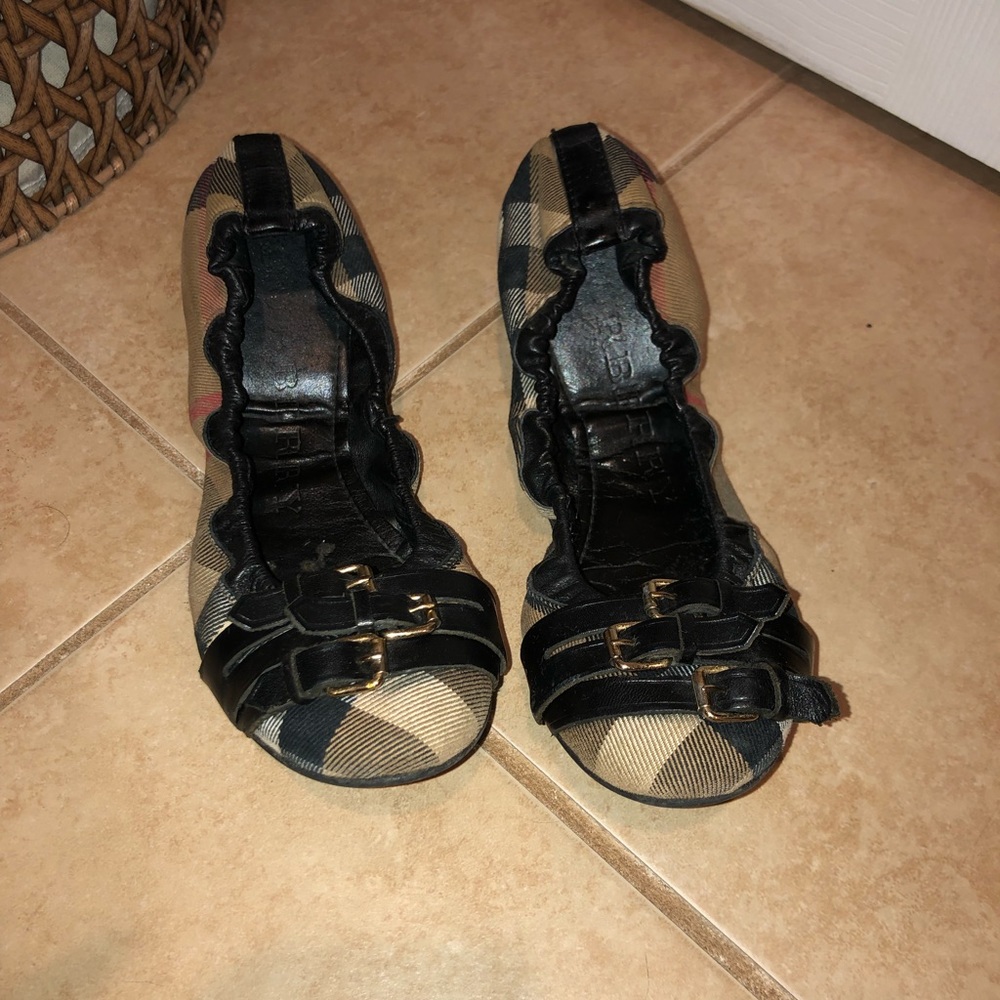 Authenic Burberry Flats; expandable material
